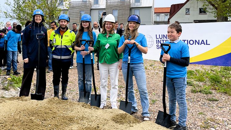 Spadtag  av (från vänster i bild): ﻿Anna Marand, chef projektutveckling, Hemsö, Marcus Minnarén, arbetschef MVB Syd samt lärare och elever från Lunds International School.