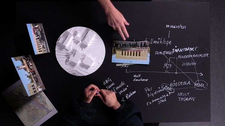 Kerstin Bergendal och inbjudna gäster samtalar om historia, forskning, berättelser, minnen och tankebilder om Götaplatsen och staden Göteborg under fem kvällar på Göteborgs Stadsteater.