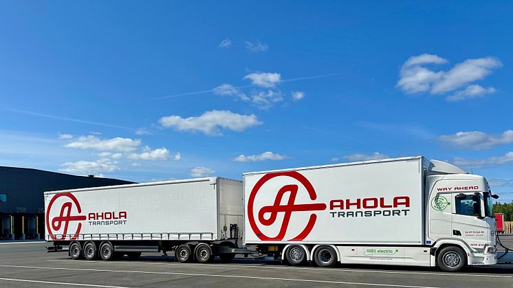 Regelbundna helelektriska gränsöverskridande transporter för Elgiganten Logistik i Torsvik, Jönköping.