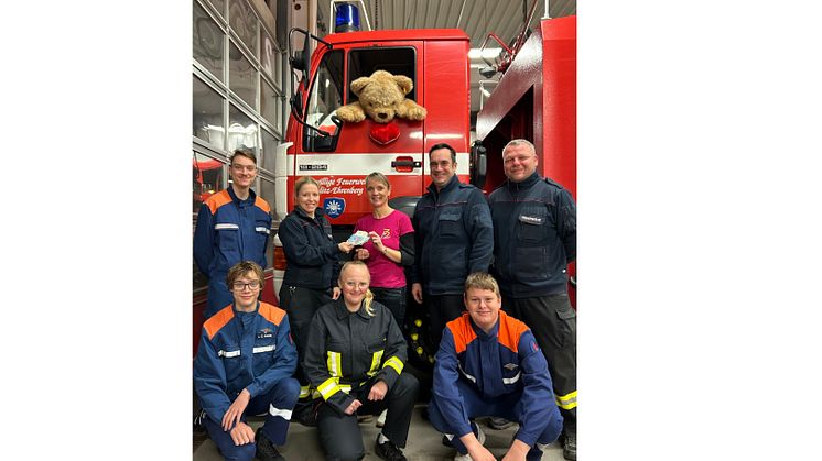  Freiwillige Feuerwehr Böhlitz-Ehrenberg und ihre Jugendfeuerwehr mit Daniela Menz vom Kinderhospiz Bärenherz