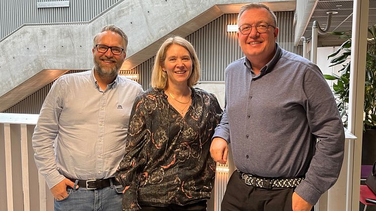 Generalsekretær Hans Torvald Haugo i Norges Optikerforbund, leder for Nasjonalt senter for optikk, syn og øyehelse Helle K. Falkenberg og kommunikasjonsansvarlig Dag Øyvind Olsen i Norges Optikerforbund gleder seg til å formidle flere nyheter om syn 