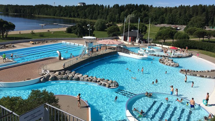 Gratis bad på de tempererade utebaden hela sommaren med Händer på lovet-kortet