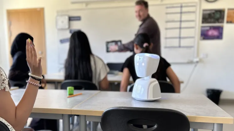 Skolrobot i ett klassrum