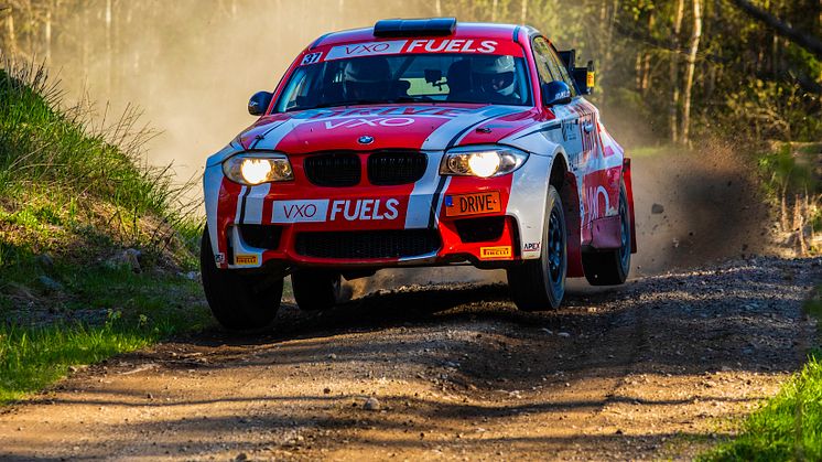 PG Andersson med co-driver Anders Fredriksson höll konkurrenterna långt bakom i årets näst sista Rally SM-tävling i Linköping med teamets BMW 1M utvecklad för bio- och syntetiska bränslen.