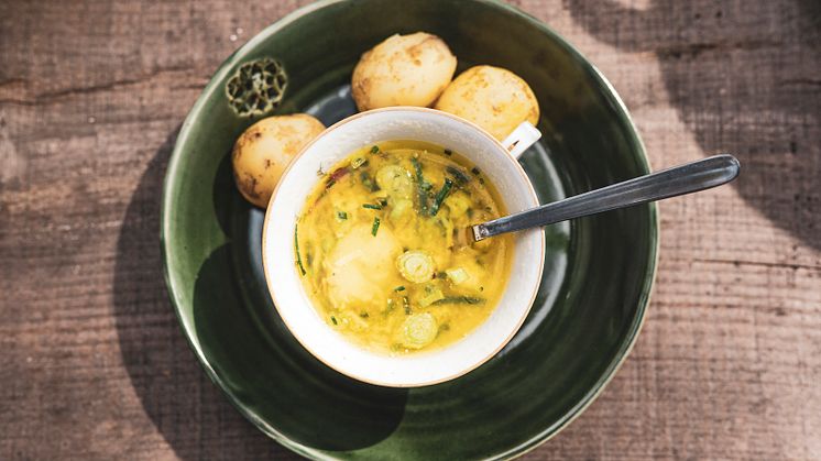 Dopp i kopp - kokt potatis, smält smör och lök. Foto: Håkan Stenlund