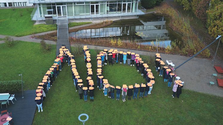Bildunterzeile: 113 Mitarbeitende der ÄKWL setzten anlässlich des Aktionszeitraumes ein kraftvolles Statement gegen Gewalt an Frauen. (Foto: ÄKWL)