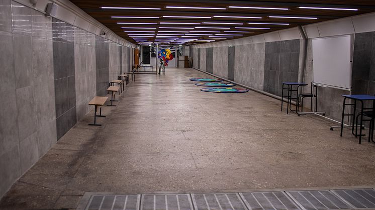 Det ständiga hotet om bombningar och bristen på skolor med skyddsrum har gjort att man i Kharkiv inrättat underjordiska skolor i tunnelbanesystemet.