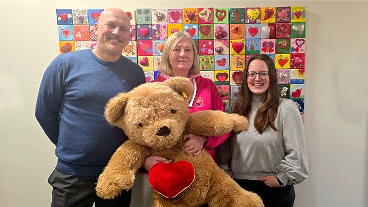 Denis Wlodarczyk, Elvira Wegner und Theresa Josephine Albus während der Spendenübergabe im Kinderhospiz Bärenherz