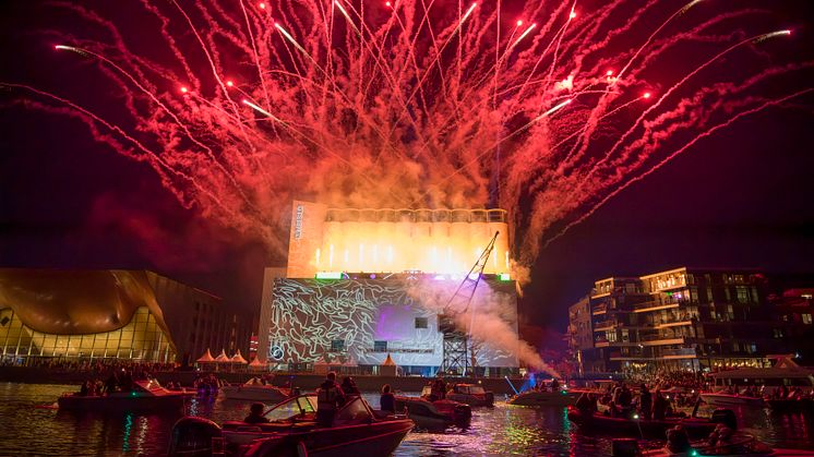 Flere tusen mennesker samlet seg lørdag kveld for å se Matoma spille fra nyåpnede Kunstsilo. Foto: Even Askildsen