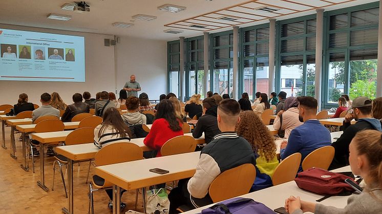 Dr. Steven Zurek vom International Office der Universität Vechta begrüßt die Gäste.