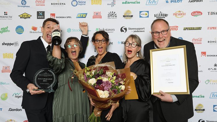 Ledningsgruppen på Kiviks Musteri tog emot priset "Årets Lokalprodukt" på Dagligvarugalan. Fr v: Daniel Gejde, Stina Andrén, Nina Hjalmarsson, Therese Josephson-Rakocevic och Thomas Jensen.  Foto: Mikael Gustavsen