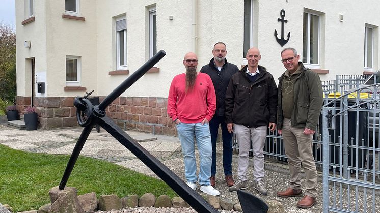 Schlüsselübergabe vor dem neuen Ankerplatz: Steffen Wendel (von links, Gruppenleiter), Lothar Eberhardt (Geschäftsbereichsleiter Jugendhilfe), Matthias Kolb (Regionalleiter Jugendhilfe Region Mitte) und Swen Hübscher (Immobilienmanager Jugendhilfe). 