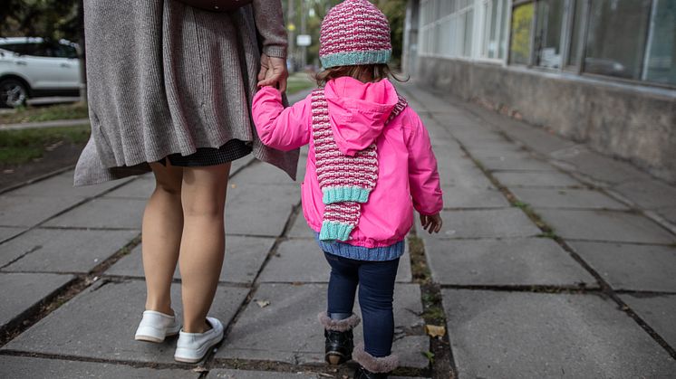 En halv miljon barn har fötts under de tusen dagar av krig som kriget i Ukraina pågått. Foto: Sacha Myers / Rädda Barnen