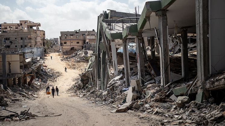  Barn vandrar bland förödelsen i staden i Khan Younis i Gaza. Foto: Sacha Myers