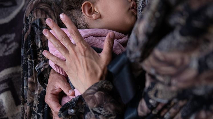Bilden tagen vid ett tidigare tillfälle, i april i de centralare delarna av Gaza och föreställer en mamma med sin 19 månader gamla dotter som sover. Foto: Rädda Barnen.
