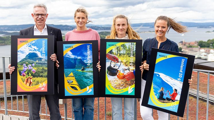 (VINNERMOTIVENE: F.v. frimerkedirektør Halvor Fasting i Posten, kampanjeansvarlig Elin Sætre Haukvik i Friluftlivets år 2025, kommunikasjonsrådgiver Pernille Balslev i Norsk Friluftsliv og vinner av konkurransen Yasemin Ferah. FOTO: Posten Bring)