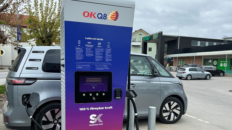 OKQ8 och Skellefteå Kraft i ny omställningsoffensiv – skapar laddmöjligheter på handelsplatser