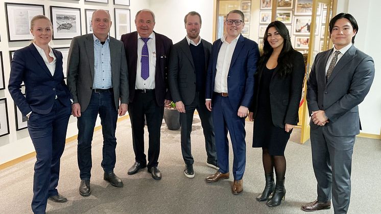 Från vänster: Frida Gullstrand, Advokatfirman Glimstedt, Ove Nilsson, Kilenkrysset, Jan Persson, Kilenkrysset, Claes Virgin, Angermann, Christoffer Walljaeger, Logicor, Teresa Villegas, Logicor och Andy Li, Roschier Advokatbyrå i samband med signerin