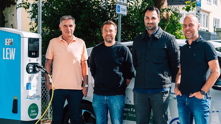 Jürgen Eisen, Erster Bürgermeister der Stadt Illertissen, der Klimaschutzmanager der Stadt Simon Ziegler, Rossen Schechredski, technischer Projektleiter E-Mobility bei LEW, und LEW-Kommunalbetreuer Andreas Bayer (v.l.n.r.) stellen die neuen Ladeangeb