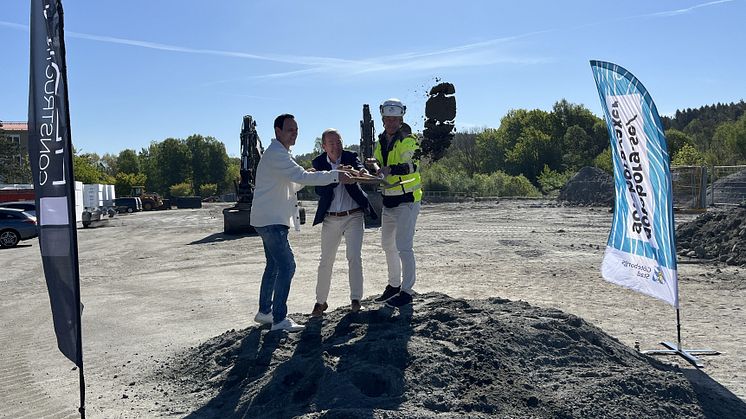 På bilden:  Joakim Eliasson, projektledare stadsfastighetsförvaltningen Göteborgs Stad, Martin Blixt, förvaltningsdirektör stadsfastighetsförvaltningen Göteborgs Stad och Emil Löveryd, arbetschef Hedin Construction
