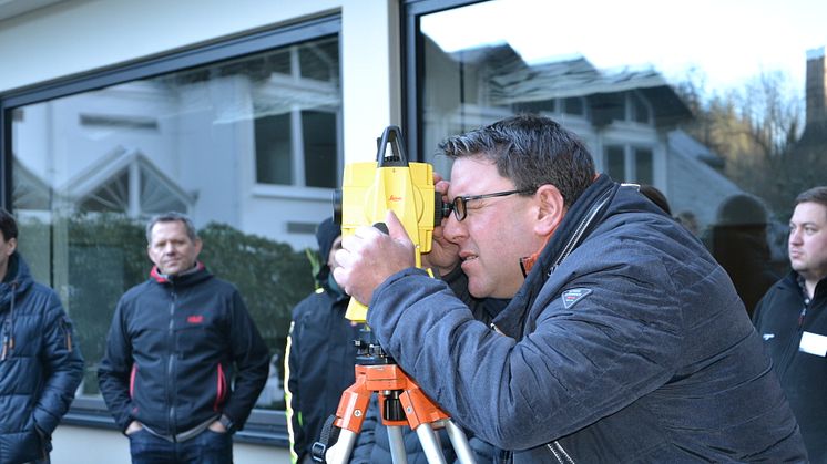 Präzise Daten für die Planung: Beim Präsenzmodul der Weiterbildung erläutert Christoph Rohs den praktischen Einsatz digitaler Messtechnik im Holzbau.