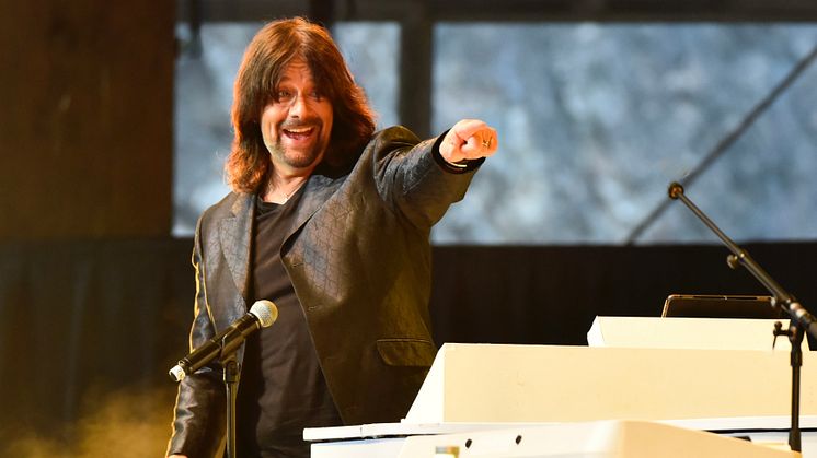 Nu presenterar Robert Wells alla artisterna till sommarens stora Rhapsody In Rocks 25-års jubiléum