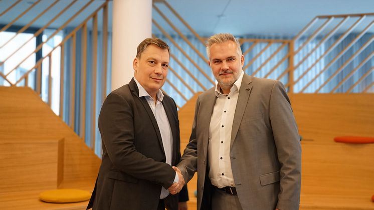 v.l.: Rene Drews, Geschäftsführer der GLAVA GmbH; Torsten Hausmann, Geschäftsführer Avacon Natur GmbH