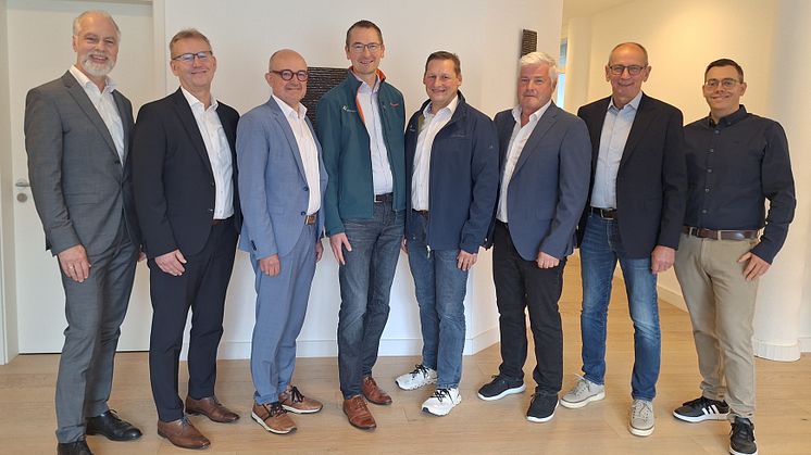 Jens Brunke, Jürgen Noch und Andreas Speith von Westfalen Weser gemeinsam mit Thorsten Ortjohann, Andreas Schmitt, Winfried Gödde, Michael Obst und Matthias Rieger von WestfalenWIND (v.l.n.r.).