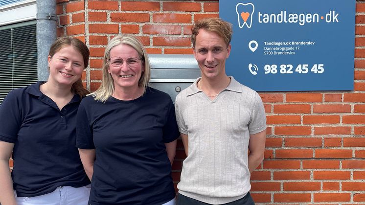 Et nyt ledelsesteam er trådt til hos tandlægen.dk i Brønderslev bestående af tandlæge og souschef Maibritt Gade Nielsen (til vestre) og tandlæge og klinikleder Rasmus Berendt Hviid (til højre). (I midten ses tandlæge Rikke Kjeldgaard.) Foto: PR.
