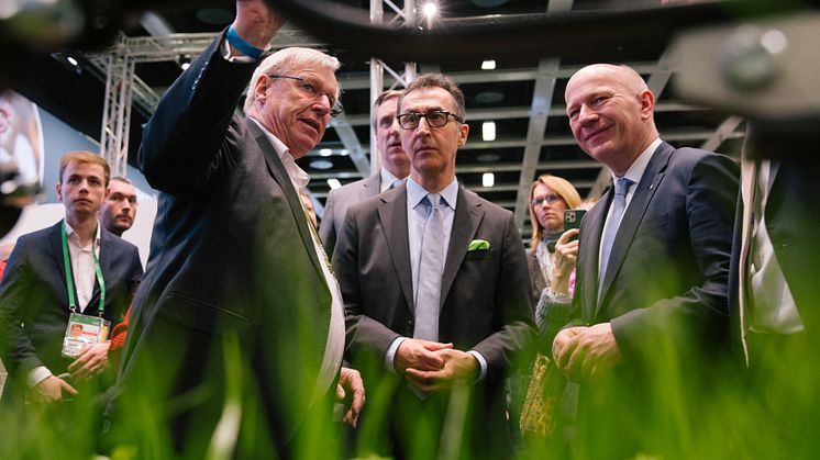 Der ErlebnisBauernhof auf der Grünen Woche ist die Austauschplattform für Politik, Agrarbranche und Gesellschaft. Hier zu sehen: Landwirtschaftsminister Cem Özdemir und Berlins Bürgermeister Kai Wegner Foto: Forum Moderne Landwirtschaft