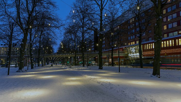 Ny belysning på Valhallavägen uppspänt på vajer mellan 16 st stolpar