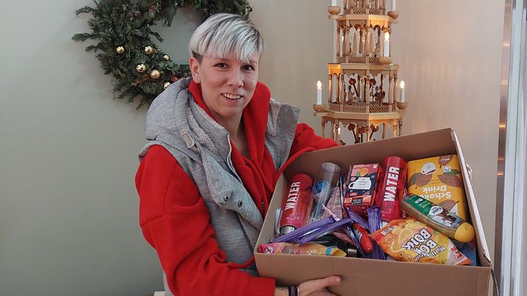 Kristina Schulze bringt eine Kiste voller Weihnachtswünsche