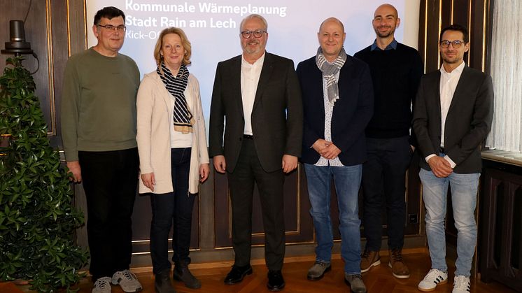 Karl Rehm, Erster Bürgermeister von Rain am Lech (3.v.l.), will mit den Partnern LEW und digikoo in Rain die Wärmewende schaffen.