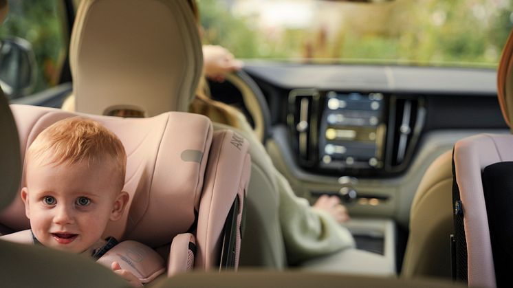Axkid's new colour Blossom Rose, their tribute to Pink October, is available for their rear-facing car seats One 3, Minikid 4, and Movekid. 