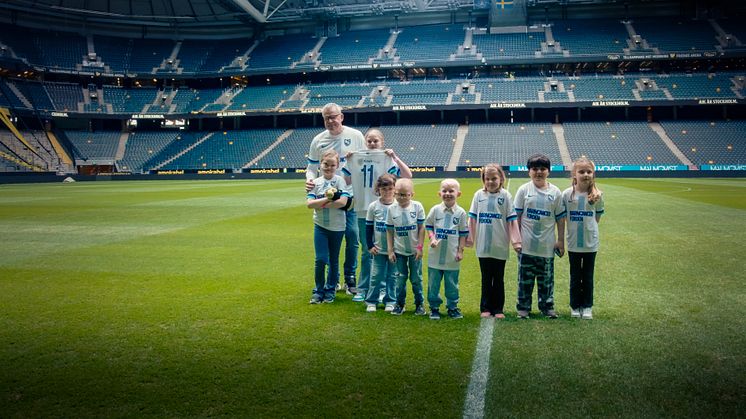 #Fotbollströjefredag är tillbaka – nu med Janne Andersson i spetsen för Barncancerfondens eget fotbollslag