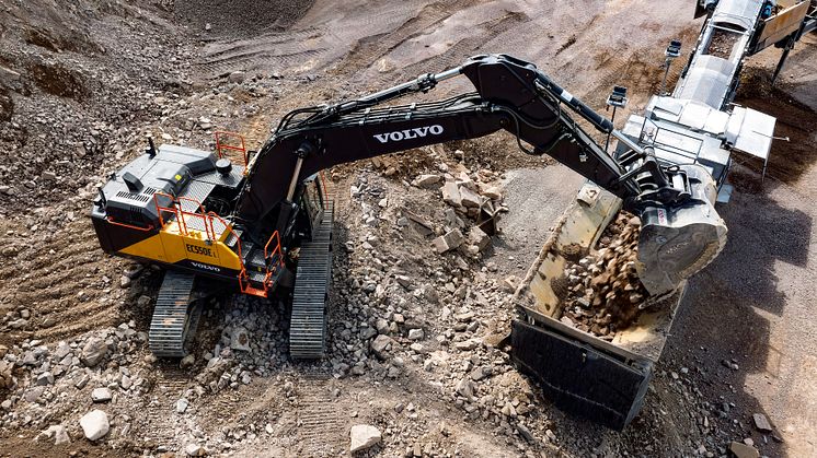 Volvo EC550E grävmaskin med XMOR BHC 60 skopa