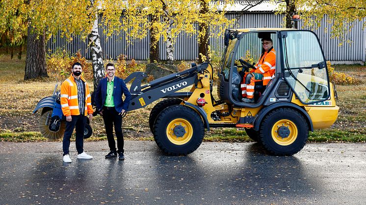 Azad Miro, biträdande avdelningschef på Peab Drift & Underhåll och Björn Sandvall, teknisk förvaltare på Castellum i Västerås, framför den Volvo L25 Electric som ska sköta snöröjningen i vinter.