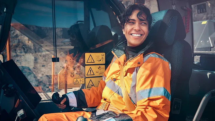 Den tysta, bekväma och optimerade arbetsmiljön i nya hytten i Volvos grävmaskiner ger säkrare och effektivare arbete.