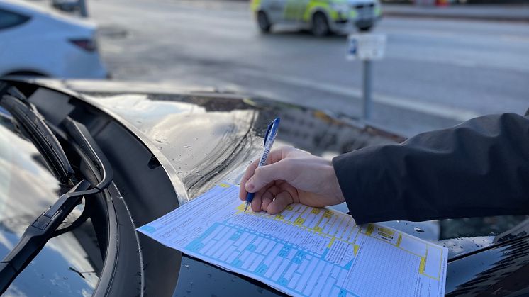 Glatt føre = mange skademeldinger. Hvis mulig (ikke personskader og ikke store skader på bilen), kjør til et trygt sted for å fylle ut skademeldingen. Da sinker du ikke trafikken, og forebygger nye farlige situasjoner. 