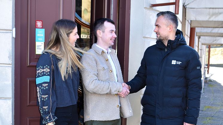 De nya restaurangägarna Elise Murphy och Viktor Larsson har skrivit på hyreskontraktet och skakar hand med Irmin Oglecevac, affärsområdeschef för lokaler på Bostäder i Borås.