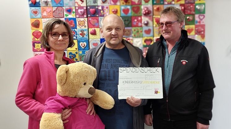 Anke Voigt vom Kinderhospiz präsentiert mit Herrn Koepke und Herrn Zelsmann den Spendenscheck im Kinderhospiz Bärenherz