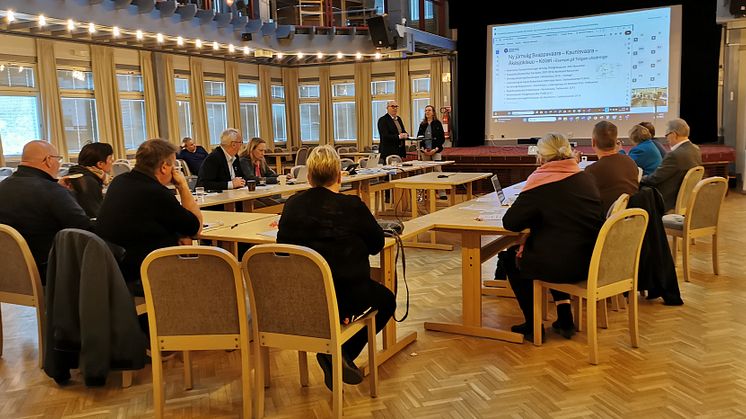 Anders Lundberg, AL Railadvise, presenterar järnvägsutredningen som startats på Tornedalsrådets initiativ. 