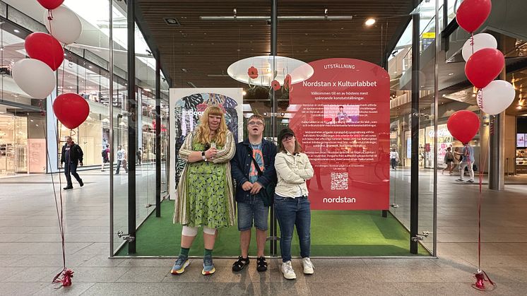 Torsdagen den 29 augusti invigdes Kulturlabbets utställning i Nordstan. Tre av konstnärerna var på plats; Siri Sellbrandt, Mandus Nilsson och Line Arnewid. 