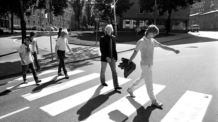 1981-08-05. Popbandet Gyllene Tider gör en "Abby Road" a la Beatles på Ringvägen i Stockholm.  Fr.v. Göran Fritzon, Mats "MP" Persson, Micke "Syd" Andersson, Per Gessle och Anders Herrlin. Foto: Per Kagrell / EXP / TT.