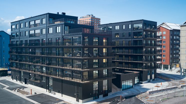 Brf Tullholmsterassen i Karlstad – nyproducerade moderna bostadsrätter med stora balkonger och hållbar arkitektur.
