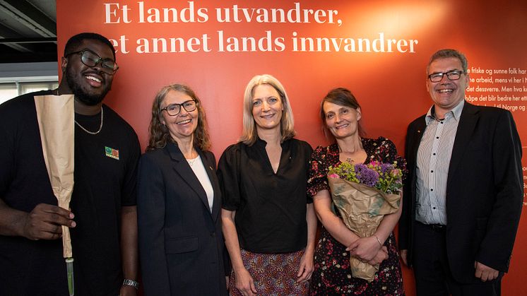 SAMME BUDSKAP: Abdulhakim "Hkeem" Hassane (fra venstre) sammen med prosjektgruppa for "Ukjent landskap": Kari Fuglesang, Gry Linderud, Inger-Maren Slagsvold og Terje H. Joranger. Foto: Geir Ove Andreassen/Anno