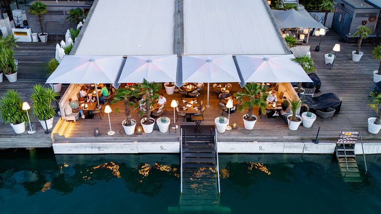 Beachclub Wörthersee in Österreich: Stimmungsvolle Tage und Nächte dank maßgeschneiderter Befestigung und Beleuchtung von Glatz.