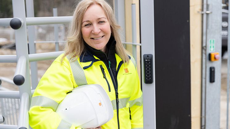Botkyrkabyggens vd Anna Mellström besöker en byggarbetsplats. Foto: Botkyrkabyggen