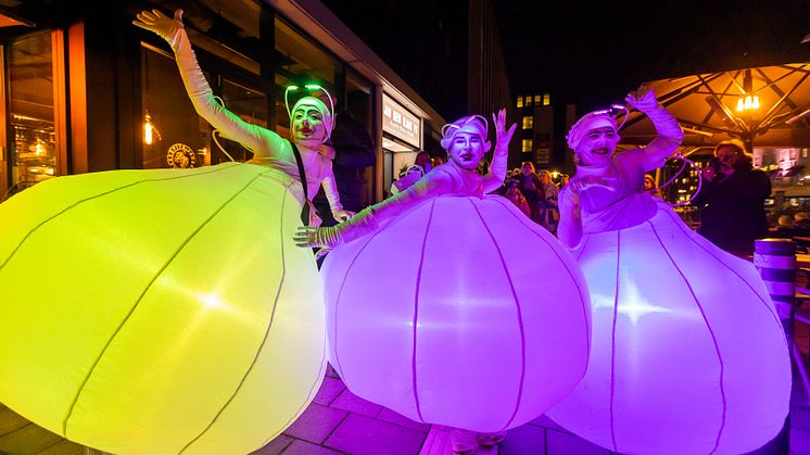 Am 2. und 3. November erleuchtet Kiel.Sailing.City wieder in den buntesten Farben beim Kieler Lichtermeer - inkl. Sonntagsöffnung.