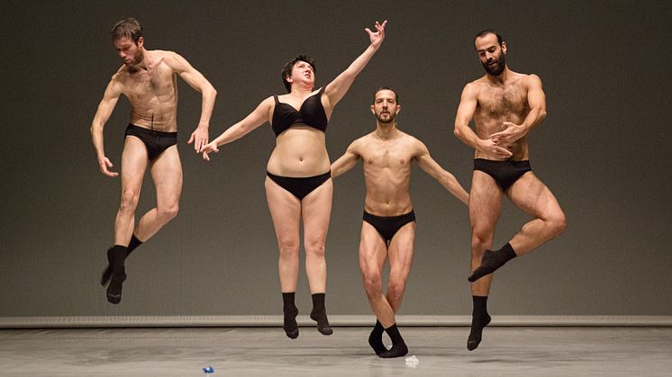 Silvia Gribaudi och dansarna Francesco Saverio Cavaliere, Flavio Ferruzzi, Andrea Rampazzo i Graces. Foto: Giovanni Chiarot.